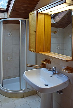 Appartamento a Campitello di Fassa. Primo bagno con doccia