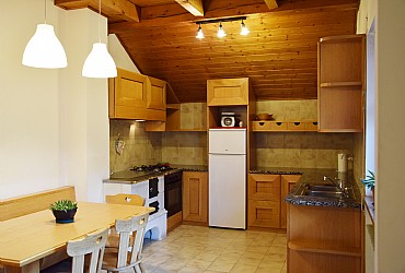 Appartamento a Campitello di Fassa. Tavolo da pranzo 6 posti con panca ad angolo, 4 fuochi a gas