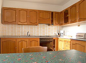 Appartamento a Soraga di Fassa. PIANO TERRA: L'appartamento è spazioso ed accogliente. La cucina è dotata di lavastoviglie.
