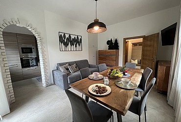 Appartamento a Moena. Appartamento 5 posti letto appena ristrutturato, arredato con gusto e curato nei minimi dettagli; ambiente confortevole e avvolgente per la vostra vacanza da godere in pieno relax e benessere; composto da angolo cottura moderno completo di lavastoviglie, forno, piastra ad induzione, frigo con congelatore e microonde, soggiorno con arredi in legno di acacia, balcone panoramico sulle vette dolomitiche del Latemar e del Catinaccio, due camere da letto arredate in legno massiccio e bagno accogliente con maxi doccia e vista sulle catene di Monzoni e Sas da Mezdì.

L'appartamento è stato realizzato sul gusto ed il livello di alta qualità degli appartamenti 