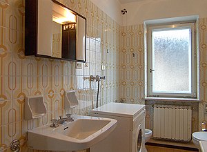 Appartamento a Soraga di Fassa. Il bagno è dotato di vasca con doccia