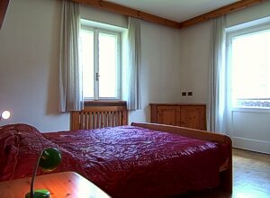 Renzo Zulian - Ci sono tre camere: due matrimoniali ed una doppia.

L''appartamento ha due bei poggioli esposti al sole.
Su richiesta viene messo a disposizione un lettino per bambini.