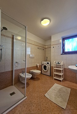 Appartamento a San Giovanni di Fassa - Pozza. Bagno con doccia,asciugacapelli e lavatrice.