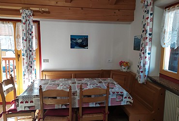 Appartamento a Moena. Ampio tavolo con panca ad angolo