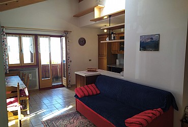 Appartamento a Moena. Soggiorno ampio e luminoso, con comodo divano, zona pranzo e tv al plasma e lettore DVD