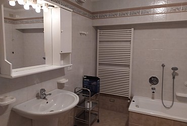 Appartamento a Moena. Ampio bagno, ben arredato con vasca; antibagno con lavatrice nella zona giorno.