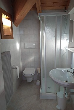Appartamento a Moena. Bagno con doccia, wc e lavandino nella zona notte.
