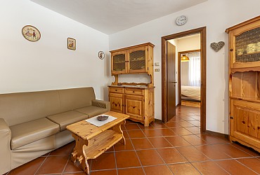 Appartamento a Moena. L'alloggio ubicato al piano rialzato è composto da soggiorno con angolo cottura, due camere da letto ed un bagno (totale n. 4 posti letto).	