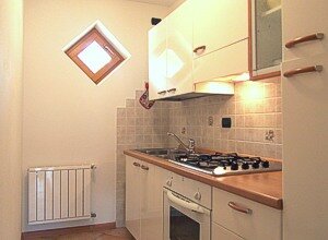 Appartamento a Soraga di Fassa. Cucina molto comoda , separata dal soggiorno, con lavabo, forno elettrico, gas, frigorifero e congelatore, ben fornita di tutta l'attrezzatura e le stoviglie necessarie.