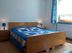 Appartamento a Soraga di Fassa. Stanza da letto a tre posti con poggiolo e stupenda vista panoramica verso Moena.