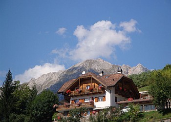 Appartamento a Predazzo. Villa con un giardino privato di 8.000 mt in posizione panoramica a due passi dal centro del paese. Vista sulle Dolomiti - Latemar - Lagorai - Cermis. Tutti gli appartamenti hanno l'ingresso indipendente, il tavolo all'esterno ed i lettini prendi sole. In giardino c'è un tavolo ping-pong ed il barbecue.
Possibilità di affittare una parte della villa sia per famiglie numerose che gruppi di amici, aziendali, motociclisti. Per gli amanti della privacy avere a disposizione la villa intera e vivere in una tranquillità assoluta.
Affitto prestigioso in uso personale della villa.