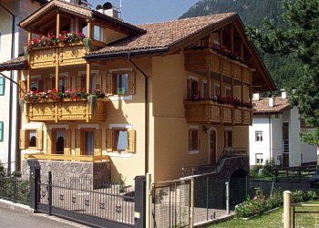 Appartamento a Predazzo. CASA RECENTEMENTE COSTRUITA,IN ZONA TRANQUILLA E CENTRALE 
OGNI APPARTAMENTO DISPONE DI UN POSTO MACCHINA ESTERNO (CHIUSO DA CANCELLO AUTOMATICO)
PICCOLO GIARDINO CON BARBEQUE
TUTTI GLI APPARTAMENTI SONO TERMOAUTONOMI CON CALDAIE A METANO E CONTATORI SEPARATI 
OGNI APPARTAMENTO DISPONE DI SCALDASCARPONI