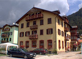 Appartamento a Predazzo. L'appartamento è realizzato al 3° piano mansarda, con vista panoramica sulle montagne del Lagorai e del Latemar (essendo una casa storica tutelata non ha ascensore ma le scale sono comode). <p>
L'appartamento è termo-autonomo, dispone di posti auto riservarti sotto casa e di un locale per il deposito dell'attrezzatura sportiva. <p>
L'appartamento si trova a 300 metri dal centro (piazza principale, negozi, edicola, farmacia, ecc.), e a 1,5 km dalla nuova cabinovia che porta direttamente sul monte Feudo, nel cuore delle Dolomiti, con numerose escursioni e passeggiate in quota sia per adulti che per bambini. <p>
A 50 metri c'è l'accesso alla ciclabile di Fiemme e Fassa, 50 km di ciclabile da percorrere in totale sicurezza. <p>
The house is located in the historical center, in a quiet area (a short walk from the main square, shops / public houses).
Each apartment has independent heating, has a reserved parking space under the house and a place to store sports equipment.
The home is about 1 km from the new cable car that takes you directly to the ski area Predazzo-Pampeago-Obereggen.
The ski bus stop is 50 meters from the house.