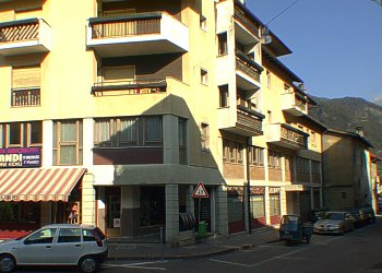 Appartamento a Predazzo. <p>L'appartamento dispone di 6/10 posti letto, si affaccia sulla piazza di Predazzo, ed è a due passi dai negozi e dai servizi principali (medico, farmacia, bancomat, ecc.)
<p>
The apartment of 6/10 beds overlooking the central square of Predazzo, close to all stores (food, newspapers, tobacco shop, bakery, bar, etc.) and major services (medical tourism, pharmacy, ATM, etc.).