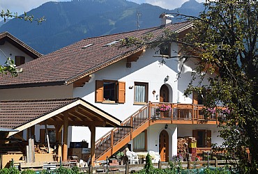 Wohnung - Cavalese. Im Haus ruhig und sonnig im Erdgeschoss mit Parkplatz und Garten mit Sat-TV und wi.fi, mit Spülmaschine, mit Ski-und Schuhraum mit Balkon, haben 2 neue Wohnungen.
  Für 360 Grad mit der herrlichen Bergwelt der Cermis

  Die FIRST (4/5 Sitze), ca. 45 qm., Mit großem Doppelbett und Stockbett, Küche + Wohnzimmer mit Schlafcouch (bei ​​Bedarf), Badezimmer. Reservierte Parkplätze.

  Der zweite (4/5 Personen) 50 qm., 2 Schlafzimmer, Schlafsofa (nach Bedarf), immer mit einem Geschirrspüler und Küche + Wohnzimmer und Bad. Reservierte Parkplätze.

  Auf Wunsch bieten wir auch Wäsche (Bettwäsche, Tischdecken, Handtücher ...)