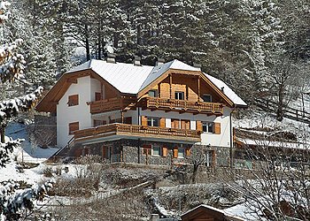 Appartamento a Predazzo. Distanze: centro paese 150 mt, skibus 150 mt, supermarket 200 mt, piscina 800 mt, impianti Latemar 1500 mt.